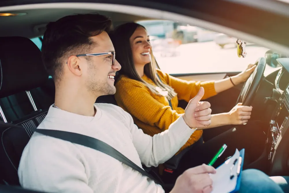 Moniteur et élève dans une auto